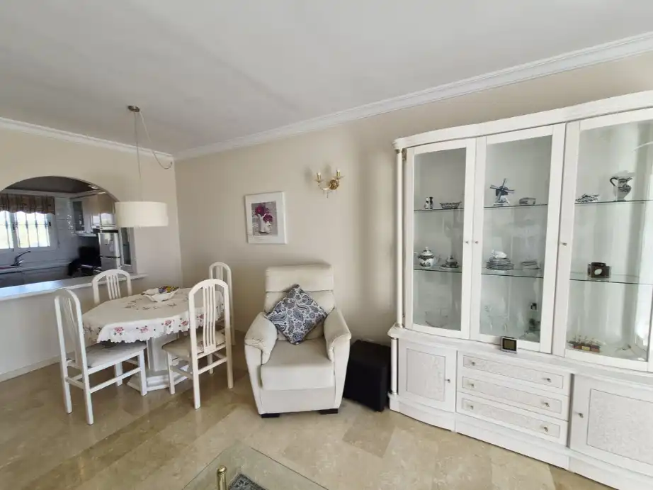 Menjador de Apartament en venda en Mijas amb Aire condicionat, Terrassa i Moblat