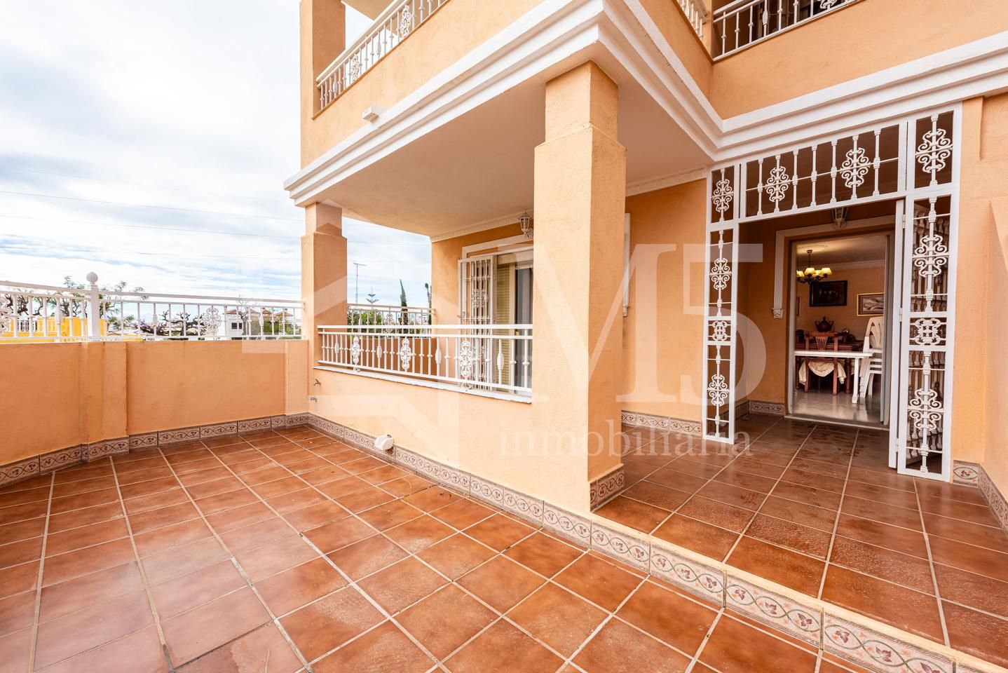 Vista exterior de Casa adosada en venda en Vélez-Málaga amb Moblat i Piscina comunitària