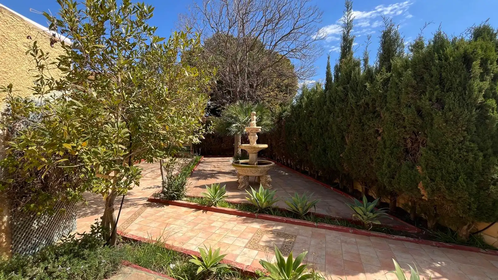 Garden of Houses for sale in Cartagena  with Air Conditioner and Swimming Pool