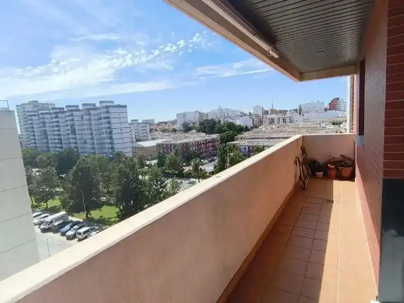 Vista exterior de Pis en venda en  Huelva Capital amb Aire condicionat, Piscina i Balcó