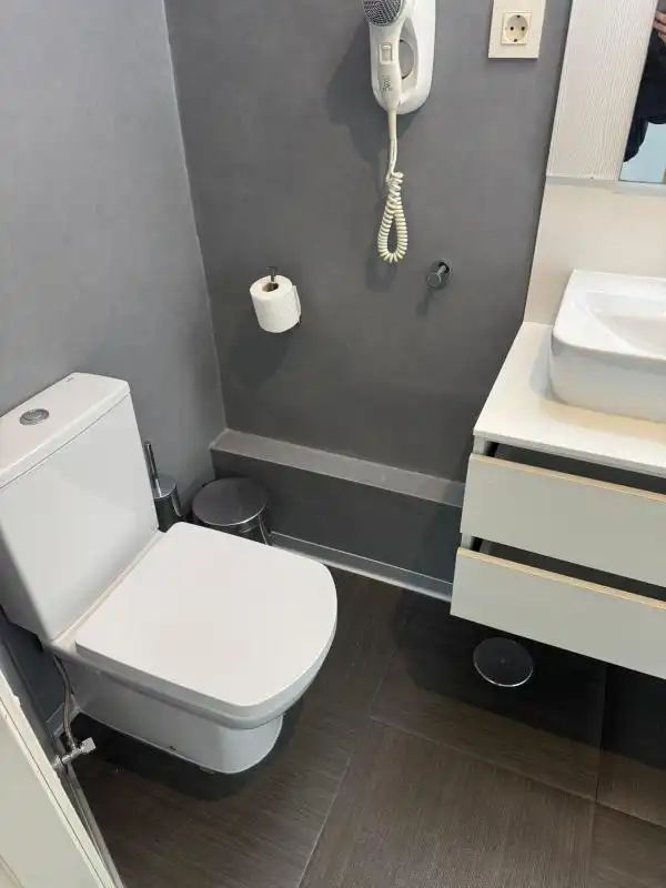 Badezimmer von Wohnung zum Verkauf in Fuengirola mit Klimaanlage, Heizung und Schwimmbad