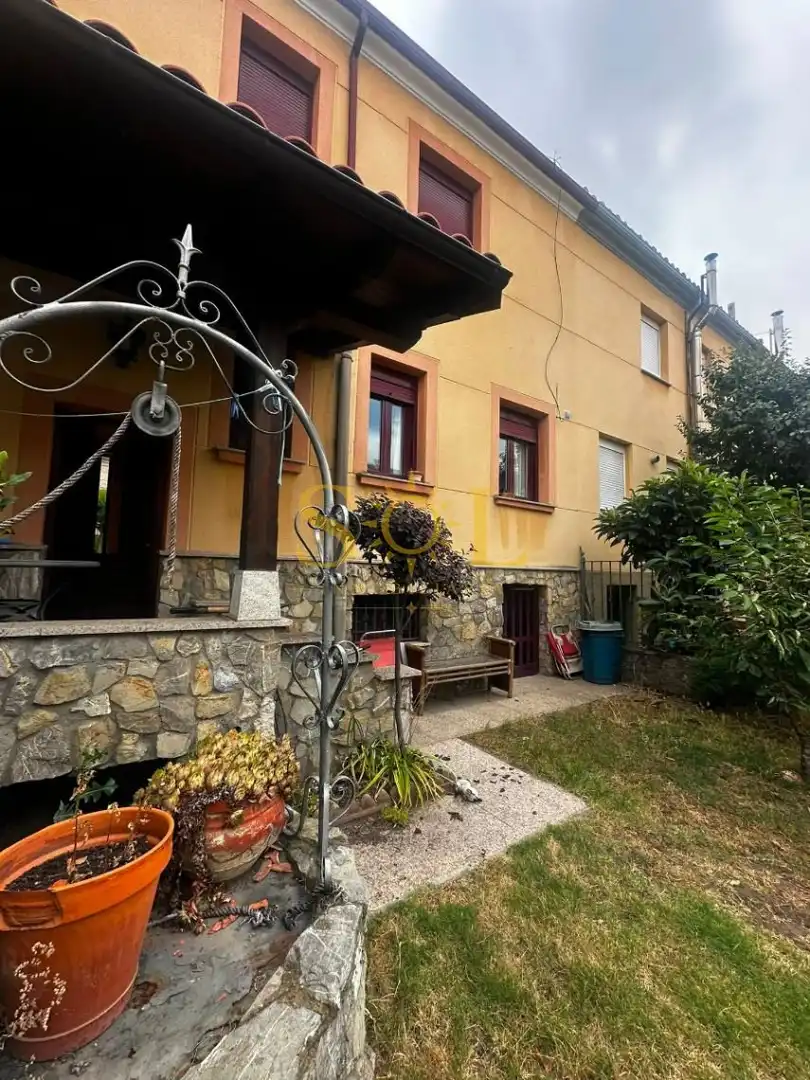 Vista exterior de Casa o xalet en venda en León Capital  amb Calefacció, Jardí privat i Terrassa