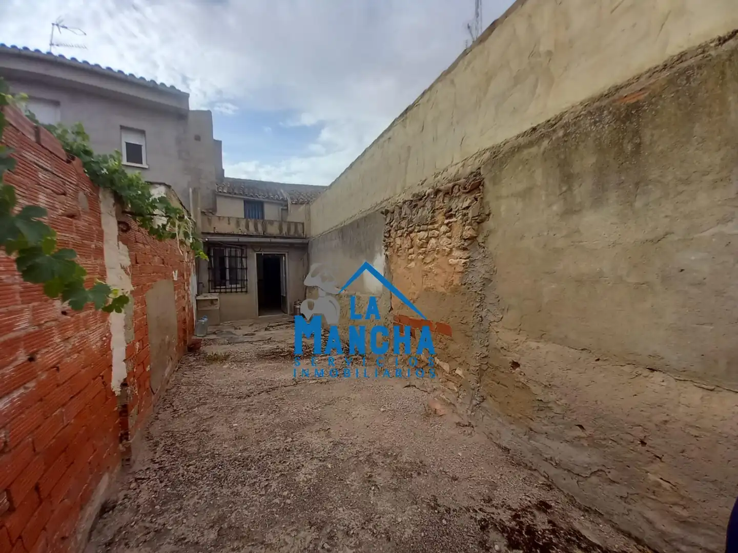 Vista exterior de Finca rústica en venda en Casas de Juan Núñez amb Moblat i Balcó