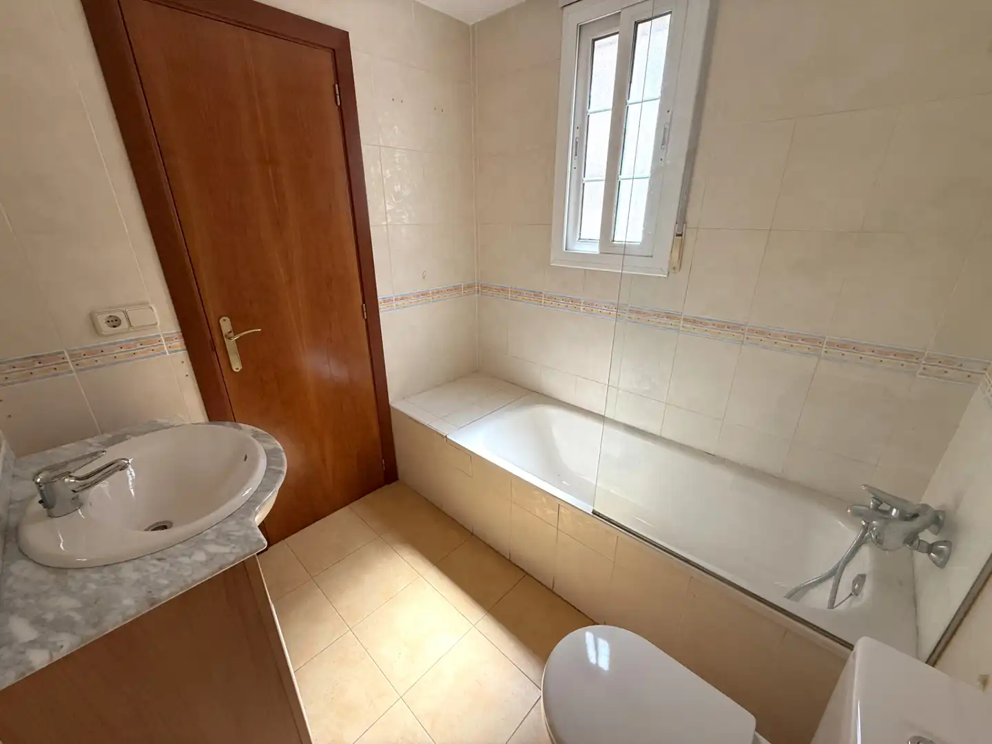 Baño de Casa adosada en venta en Torrent con Terraza, Trastero y Piscina comunitaria