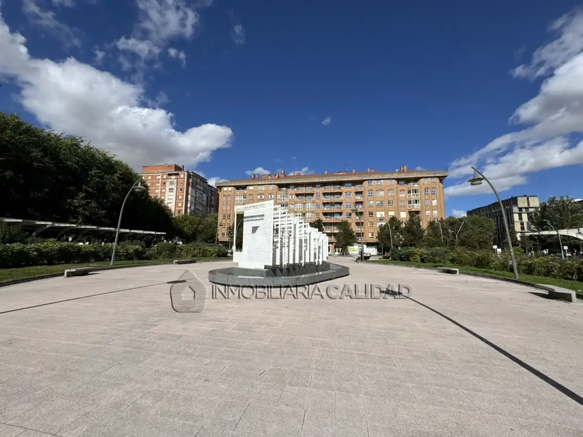 Außenansicht von Wohnung zur Miete in Burgos mit Heizung, Terrasse und Möbliert