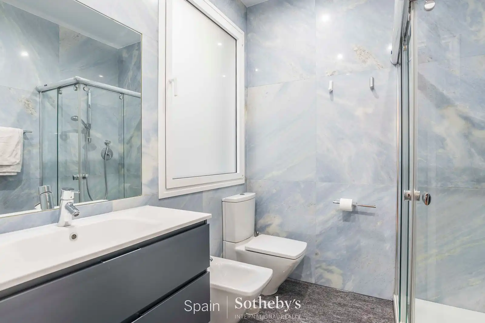 Bany de Apartament de lloguer en Madrid amb Aire condicionat i Calefacció
