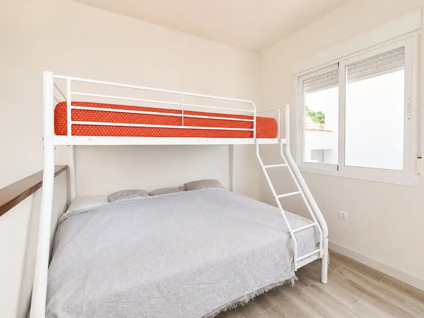 Habitación de Casa adosada en venta en Almuñécar con Aire acondicionado, Terraza y Balcón