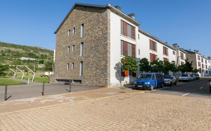 Vista exterior de Pis en venda en Sabiñánigo amb Calefacció, Jardí privat i Terrassa