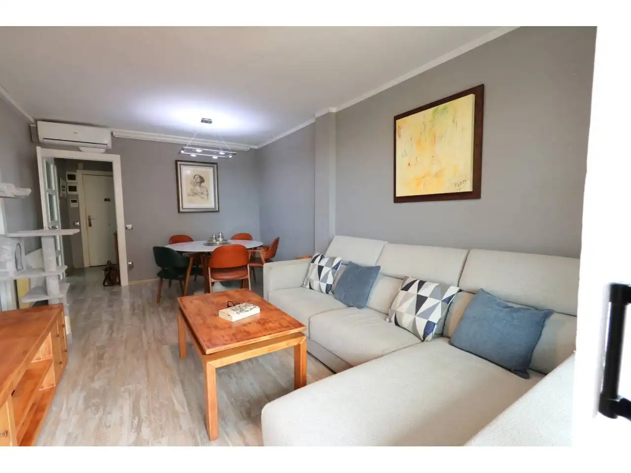 Sala de estar de Piso en venta en L'Hospitalet de Llobregat con Aire acondicionado, Calefacción y Parquet