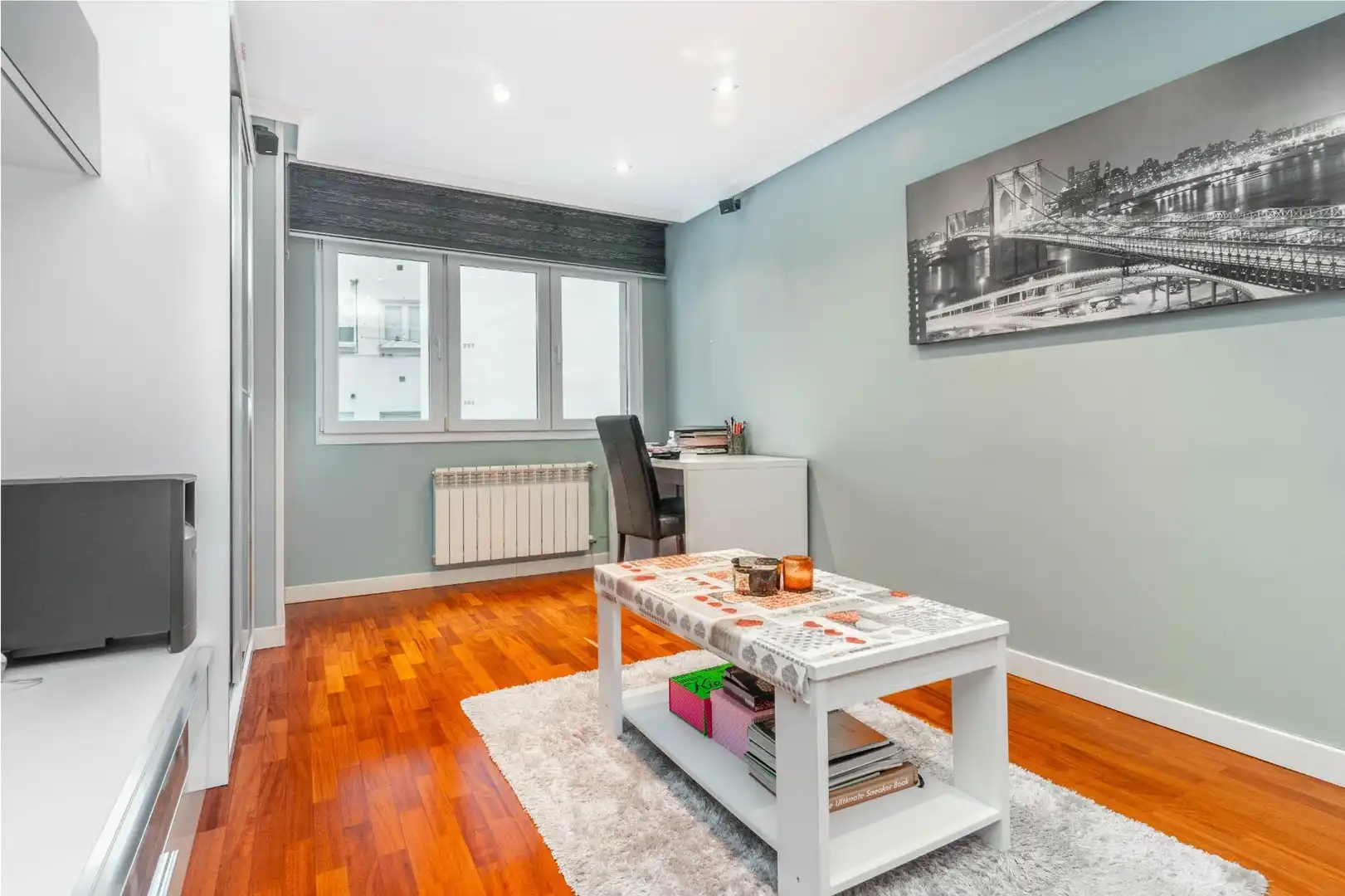 Sala d'estar de Pis en venda en Oviedo  amb Parquet, Moblat i Jacuzzi