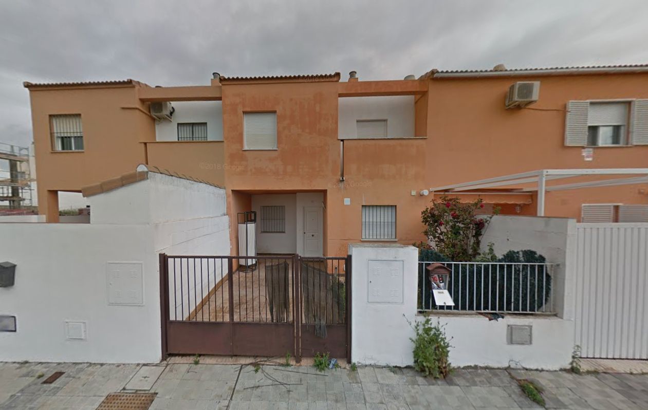 Vista exterior de Casa adosada en venda en Espartinas amb Jardí privat i Terrassa