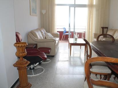 Sala d'estar de Pis de lloguer en Las Palmas de Gran Canaria amb Balcó