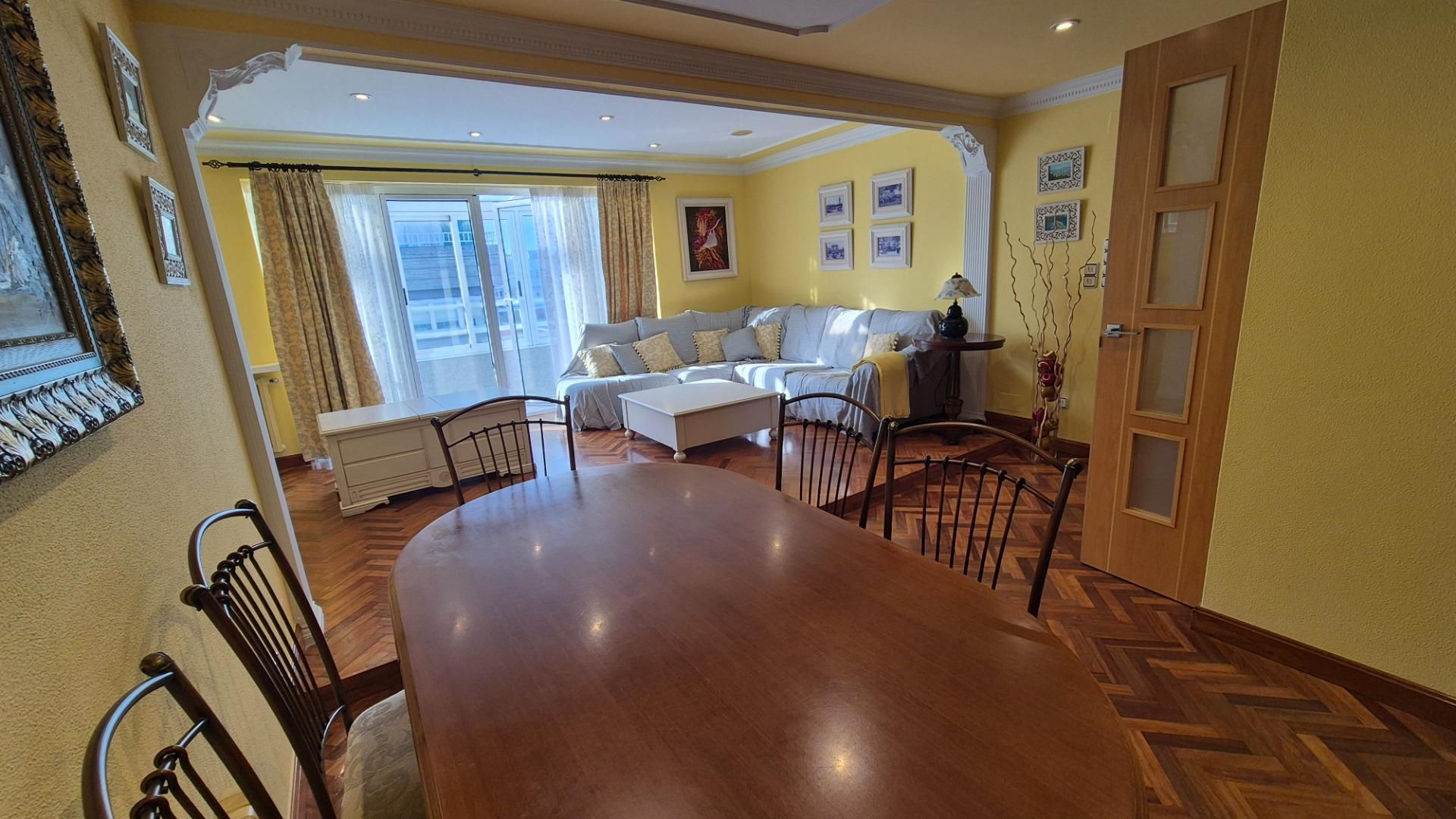 Menjador de Àtic de lloguer en A Coruña Capital  amb Calefacció, Parquet i Terrassa