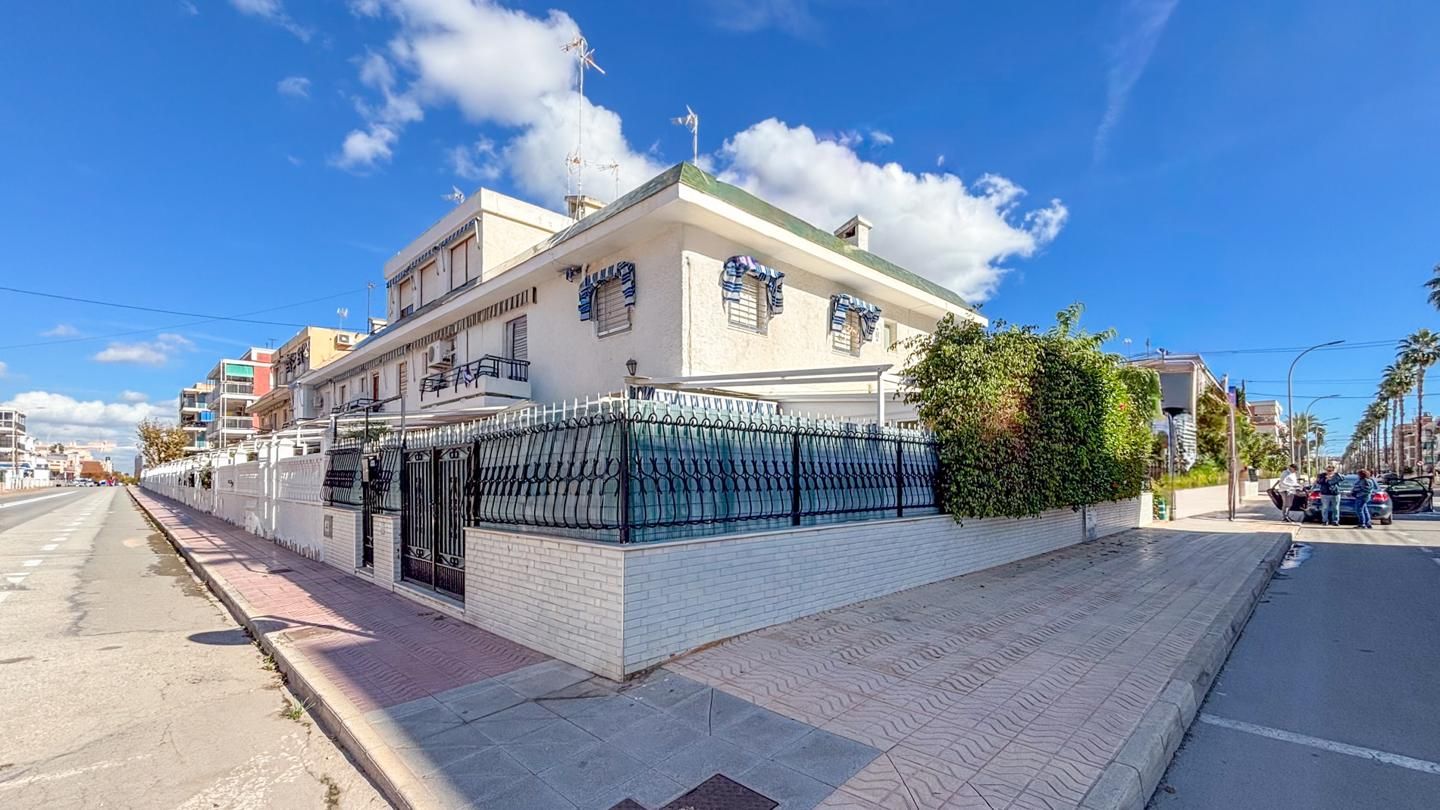 Vista exterior de Casa adosada en venta en Santa Pola con Aire acondicionado, Terraza y Trastero