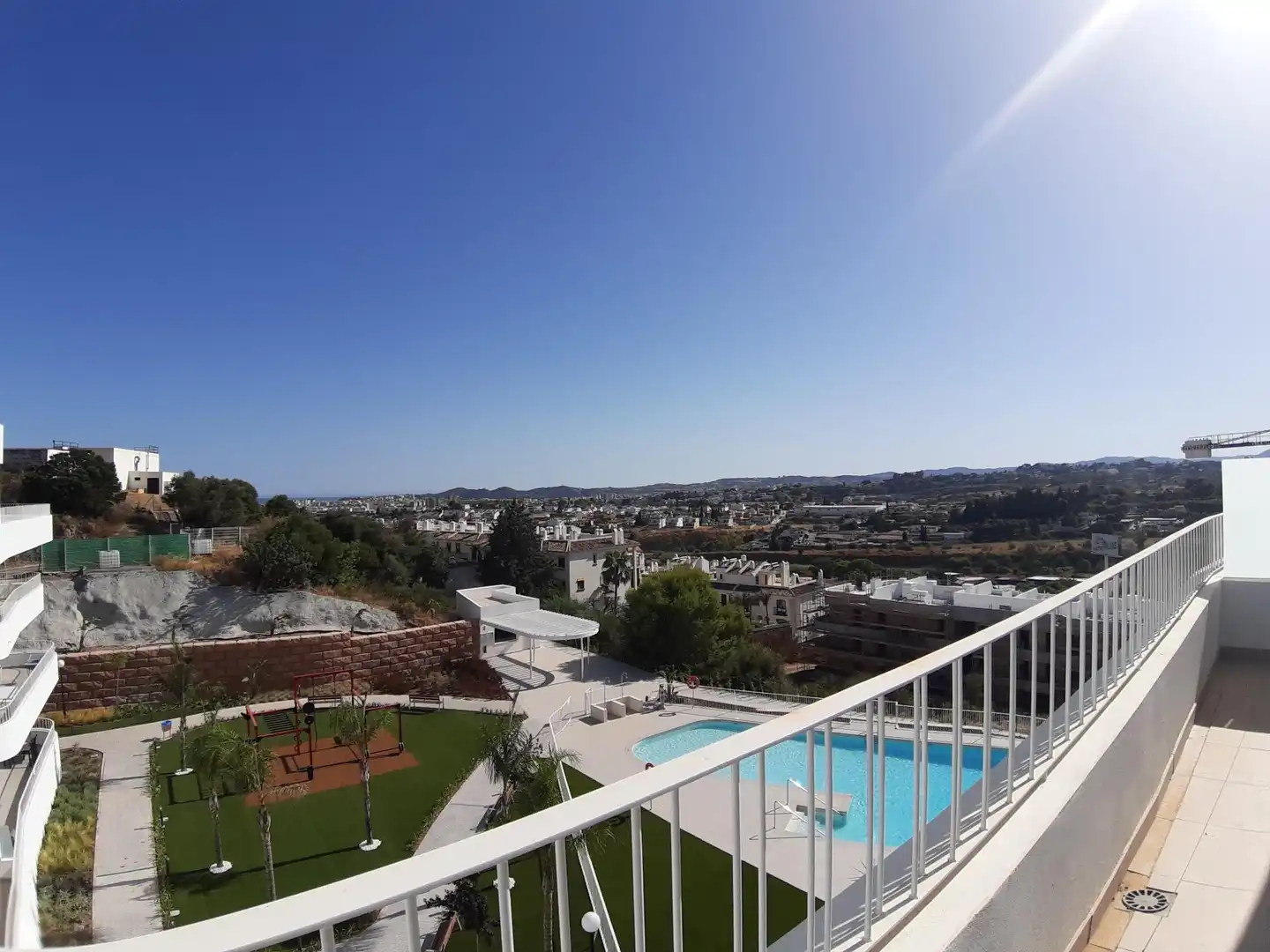 Piscina de Ático de alquiler en Fuengirola con Terraza, Trastero y Jacuzzi