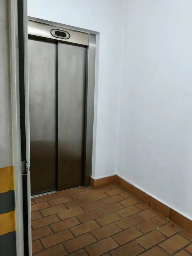 Wohnung zum Verkauf in Sevilla mit Klimaanlage, Heizung und Terrasse