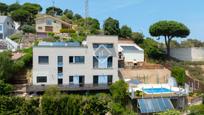 Vista exterior de Casa o xalet en venda en Alella amb Calefacció, Jardí privat i Terrassa