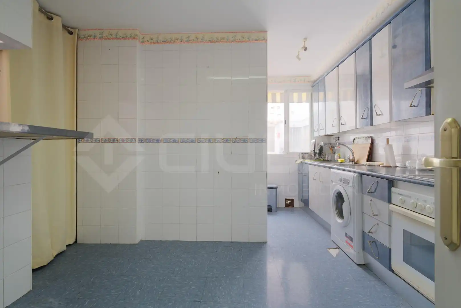 Cuina de Pis en venda en San Juan de Aznalfarache amb Aire condicionat i Piscina comunitària