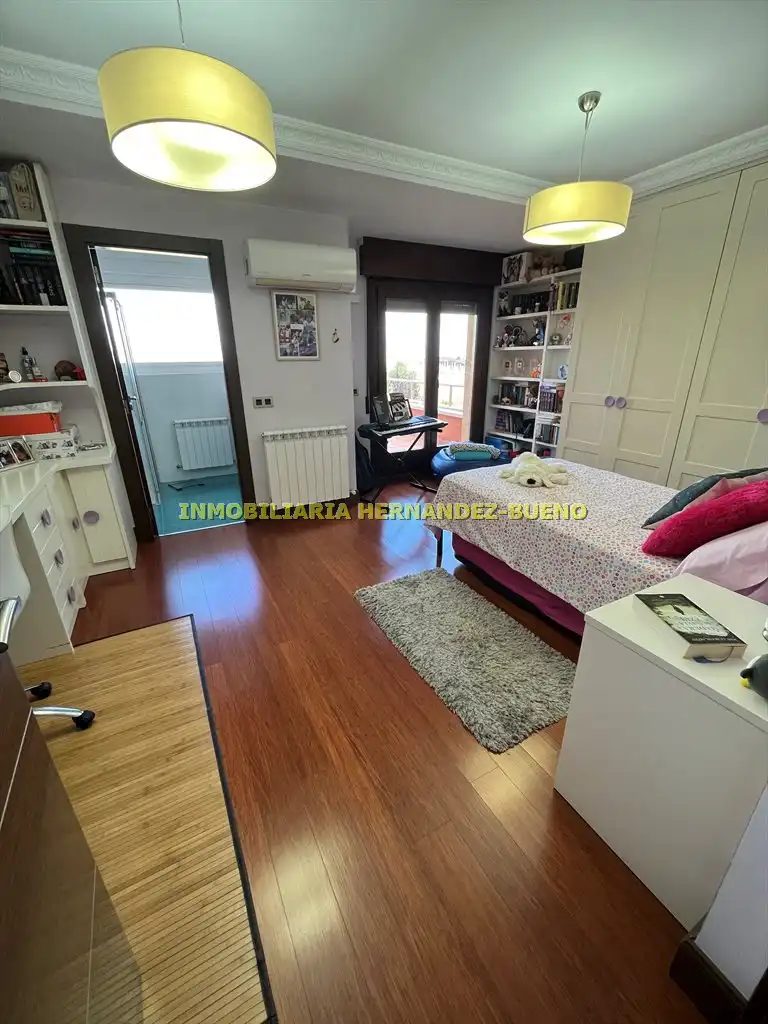 Habitación de Casa o chalet en venta en Carbajosa de la Sagrada con Aire acondicionado, Calefacción y Jardín privado