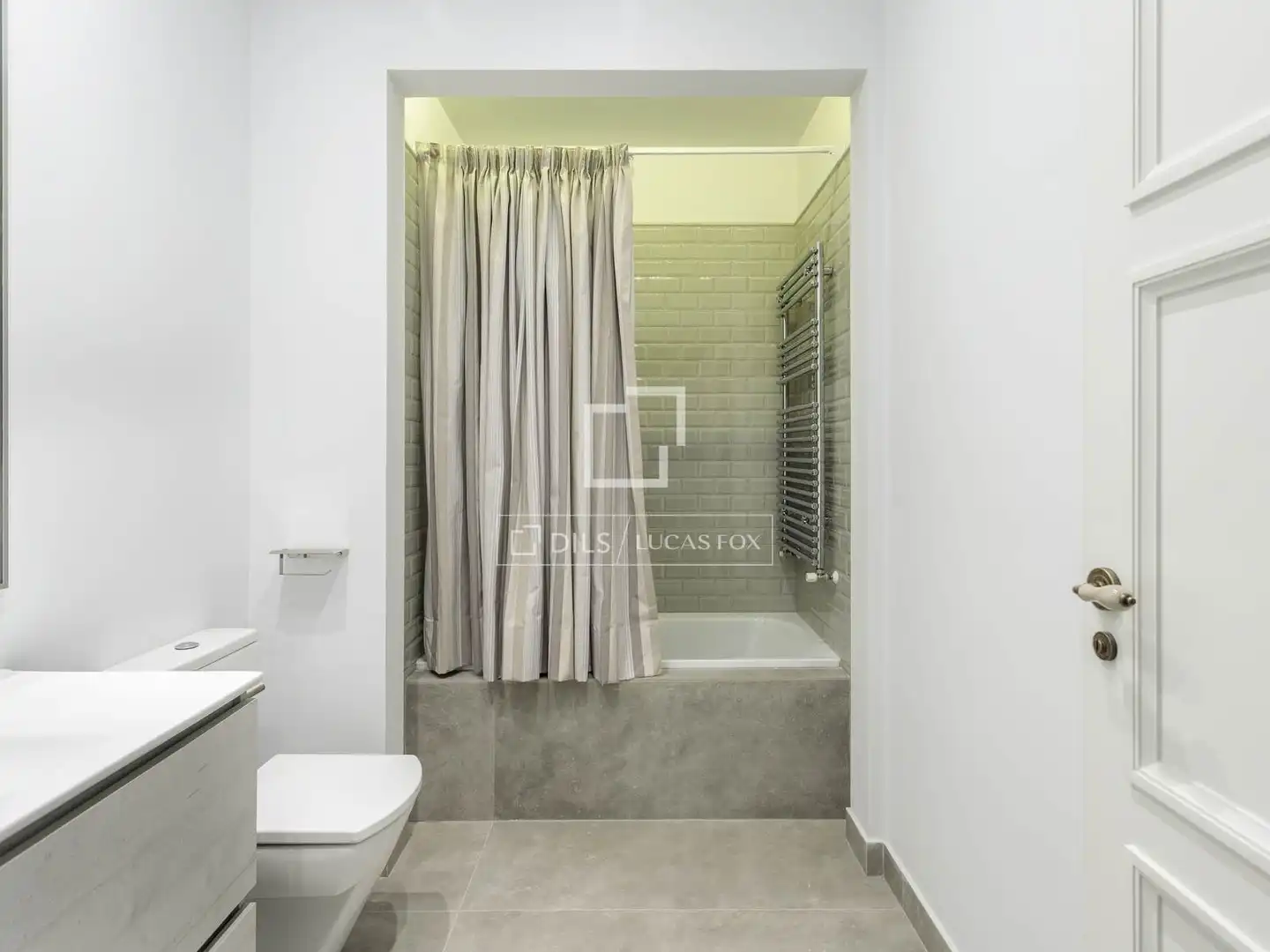 Bathroom of Attic for rent in Madrid  with Air Conditioner, Heating and Parquet flooring