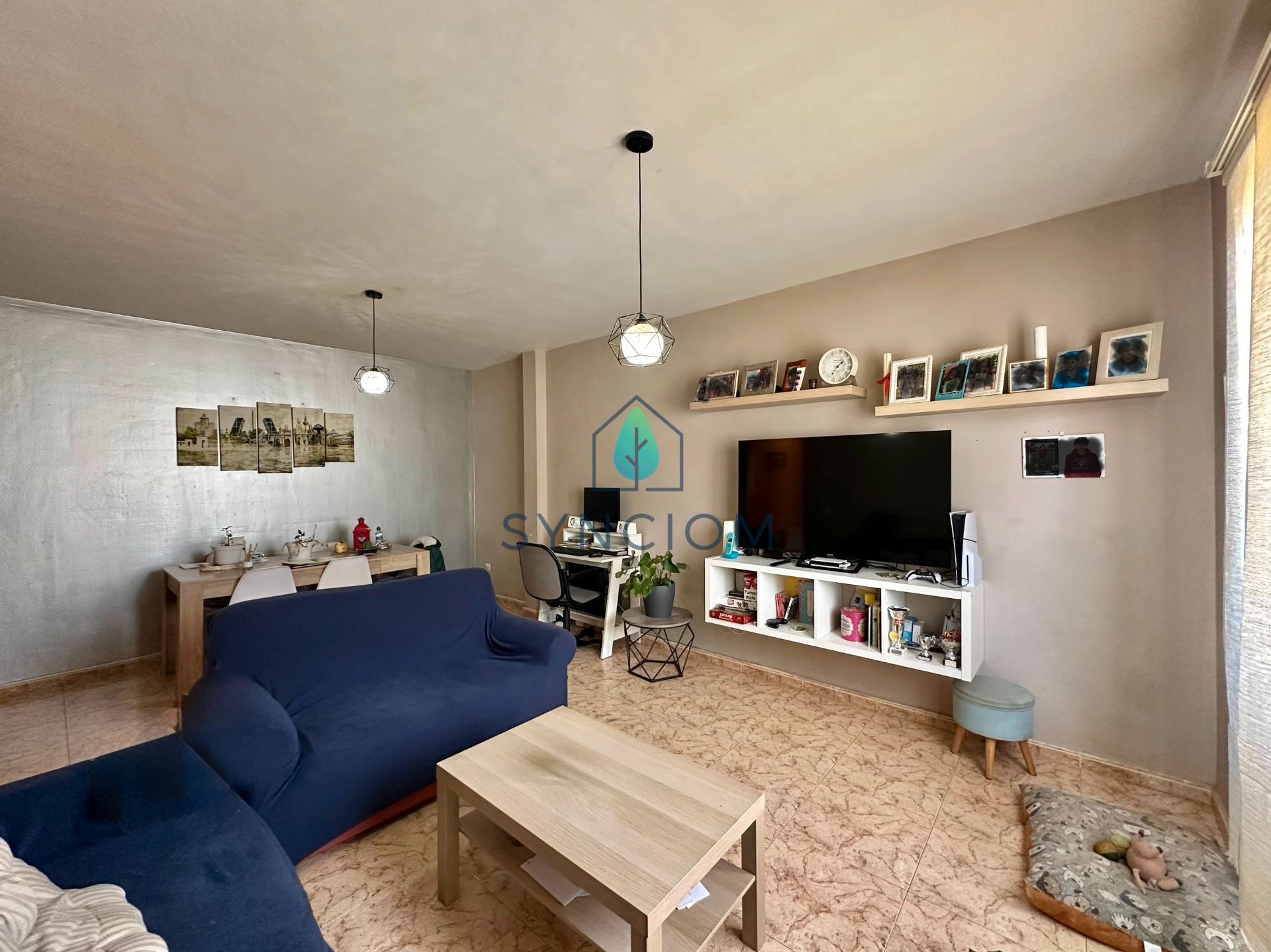 Wohnzimmer von Dachboden zum verkauf in Navalagamella mit Klimaanlage, Heizung und Ofen