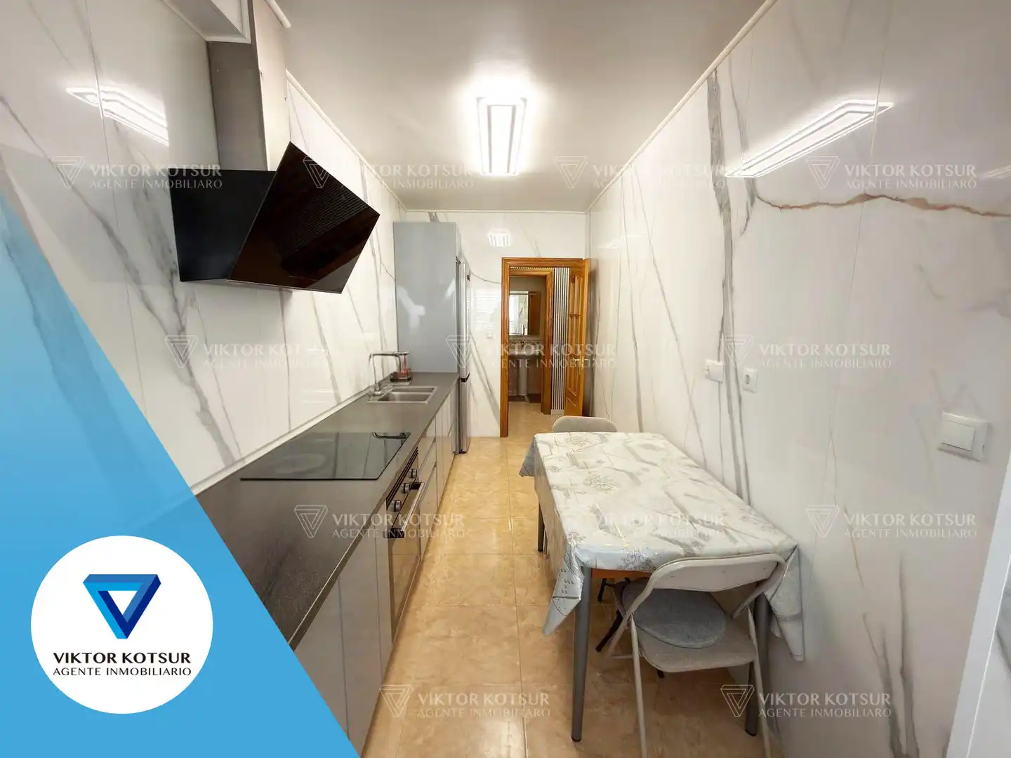 Küche von Wohnung zum Verkauf in Roquetas de Mar mit Klimaanlage, Terrasse und Möbliert