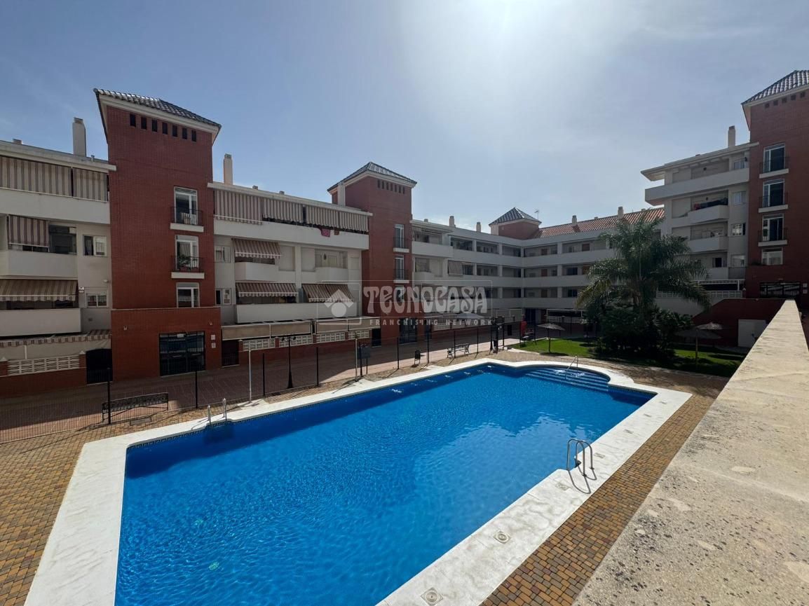 Vista exterior de Pis en venda en Estepona amb Terrassa i Piscina comunitària