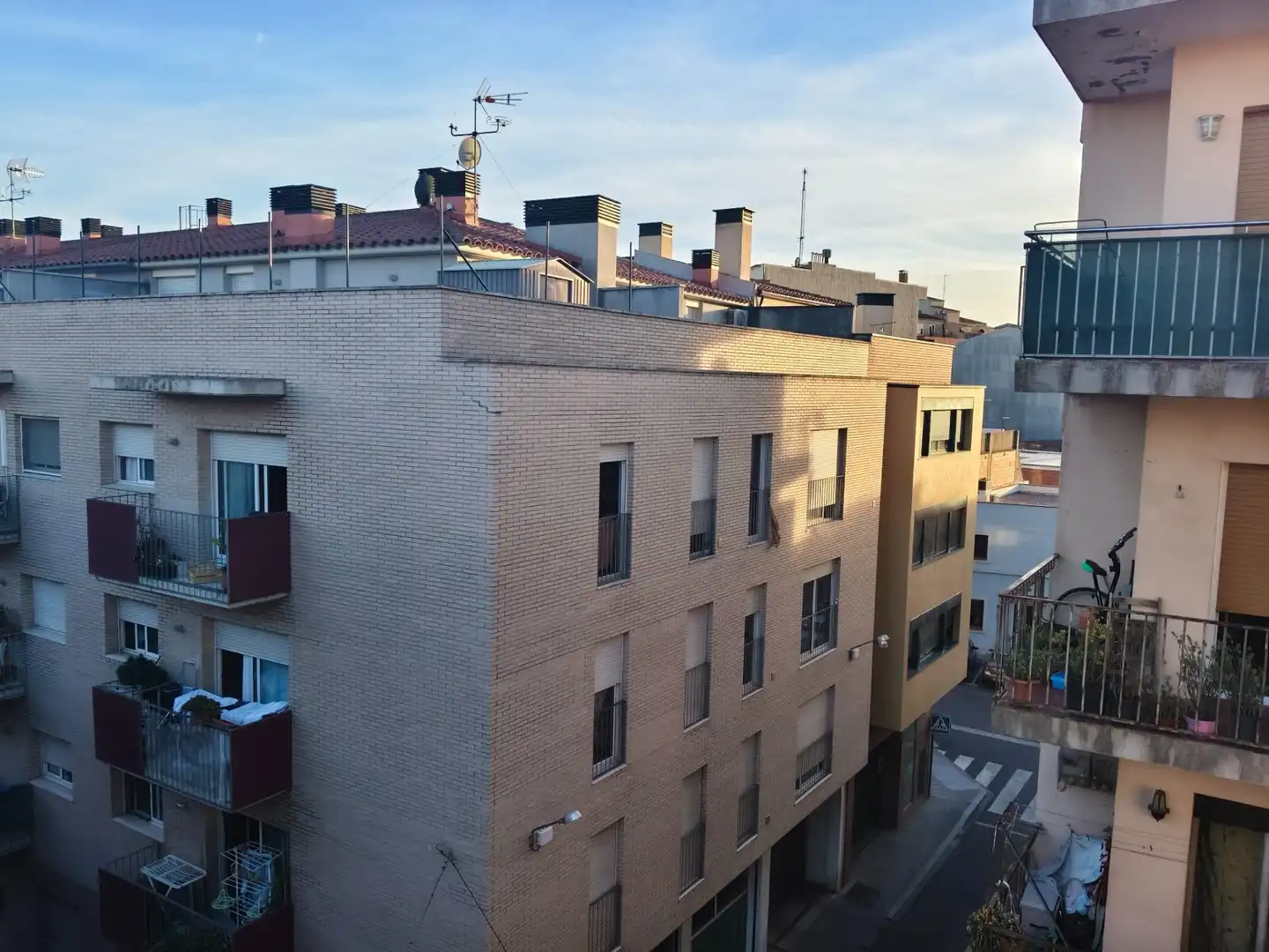 Vista exterior de Àtic en venda en Figueres amb Aire condicionat, Calefacció i Terrassa