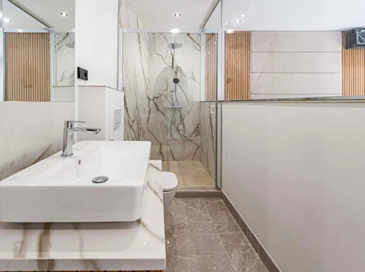 Baño de Casa adosada en venta en Benahavís con Aire acondicionado, Terraza y Trastero