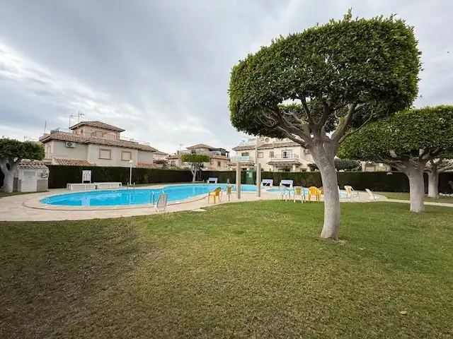 Adossat amb piscina en venda a Calle Torre 9