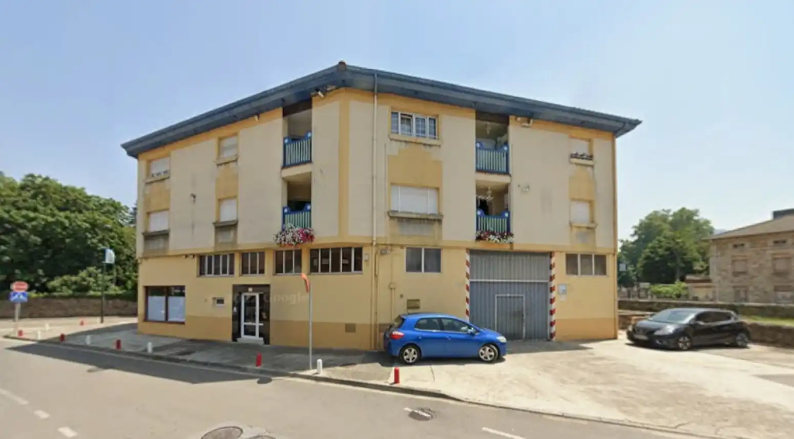 Vista exterior de Piso en venta en Los Corrales de Buelna  con Calefacción, Parquet y Trastero