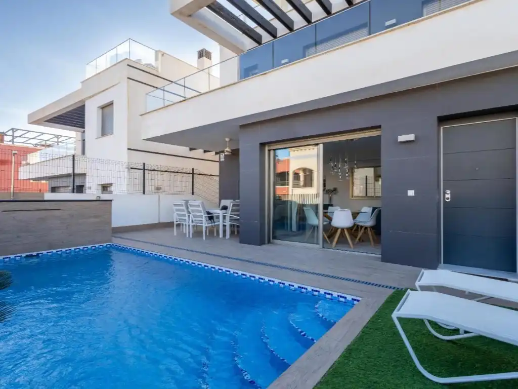 Piscina de Casa o xalet en venda en Orihuela amb Aire condicionat, Jardí privat i Terrassa