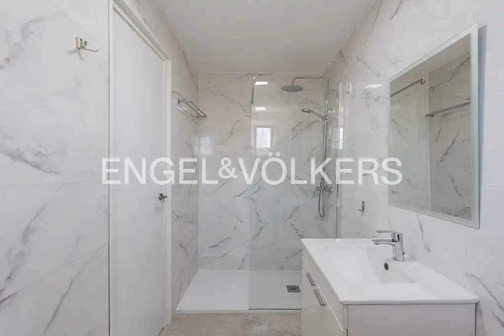 Bathroom of Houses for sale in Valencia  with Heating, Terrace and Furnished