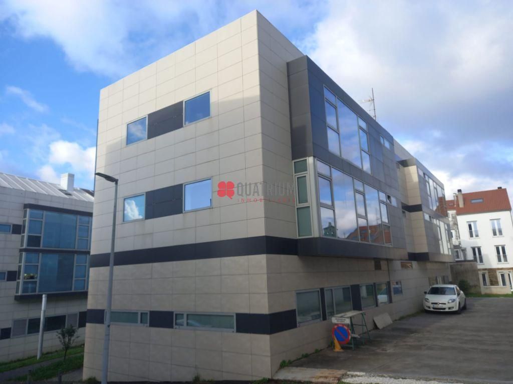 Vista exterior de Edifici en venda en Santiago de Compostela 