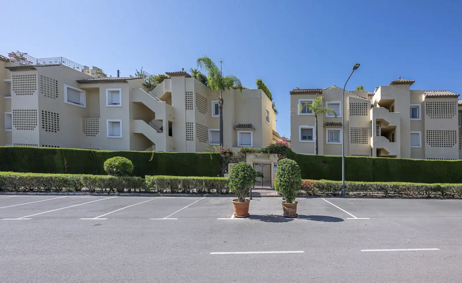 Vista exterior de Àtic en venda en Marbella amb Aire condicionat, Terrassa i Traster