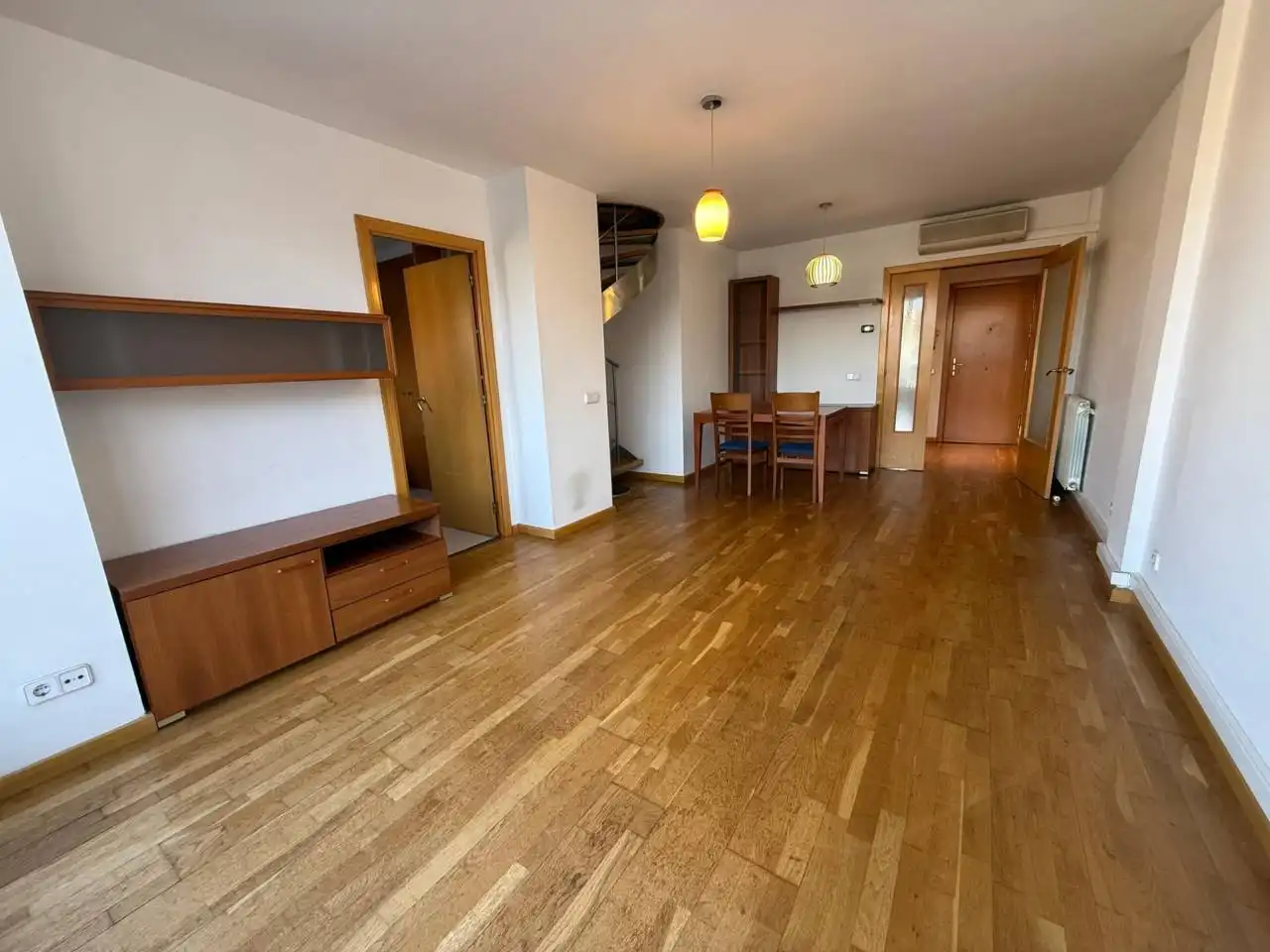 Duplex with lift to rent in Centre