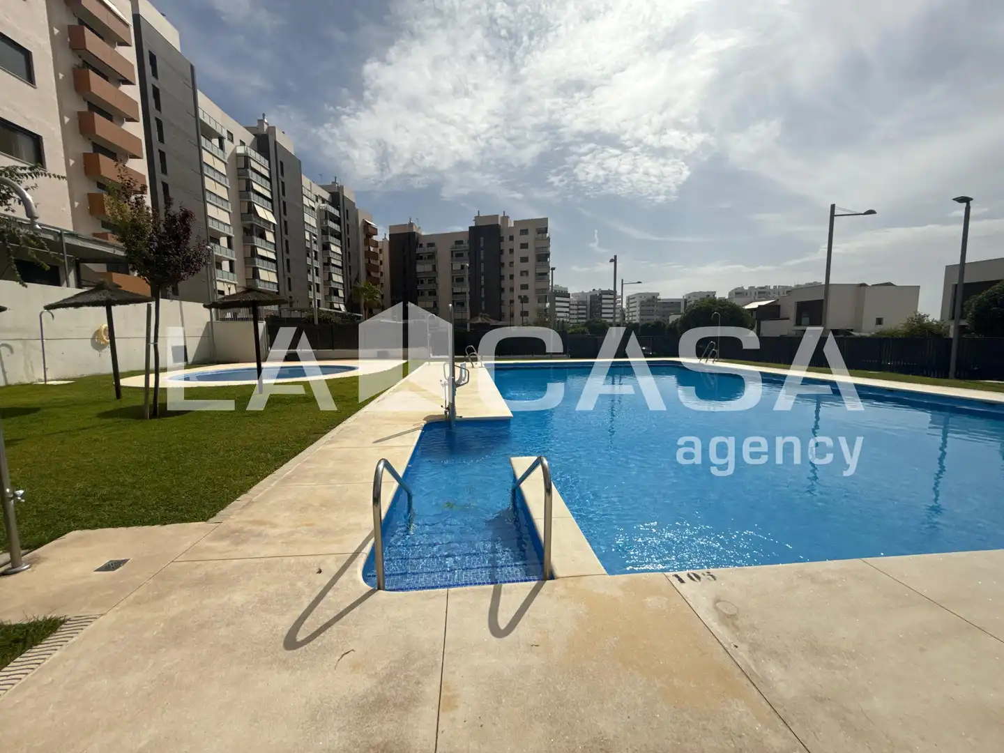 Piscina de Pis en venda en Dos Hermanas amb Aire condicionat, Terrassa i Traster