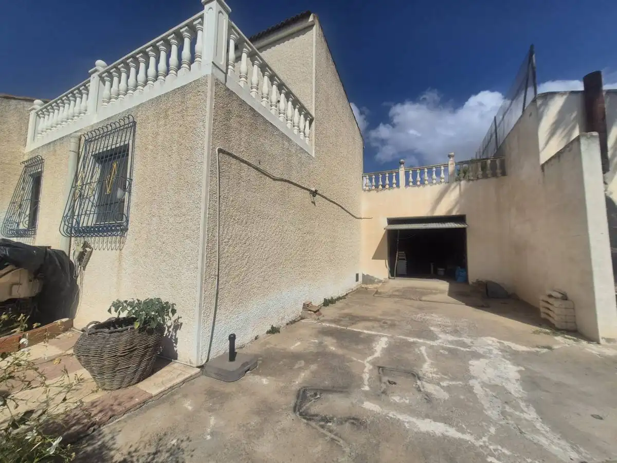 Vista exterior de Casa o xalet de lloguer en Crevillent amb Calefacció, Terrassa i Piscina