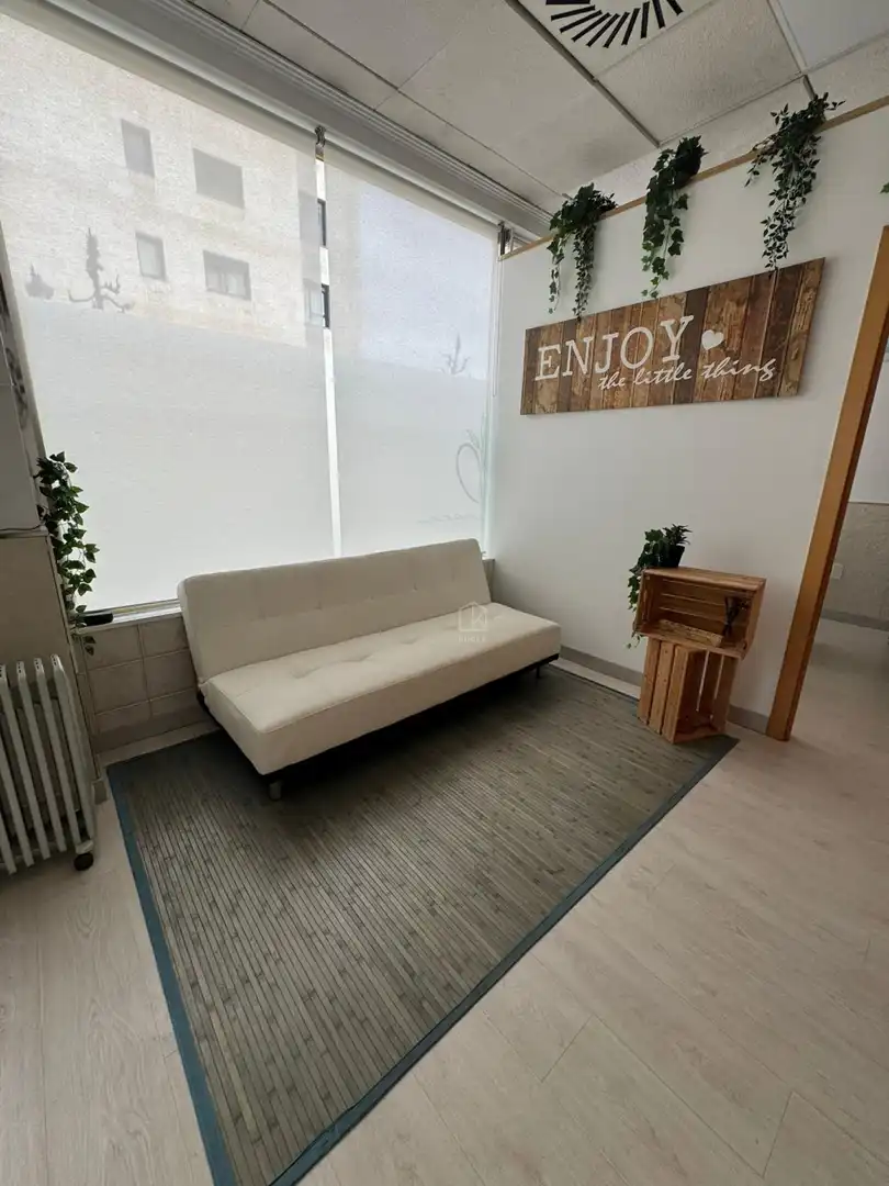 Sala d'estar de Local en venda en Oviedo 