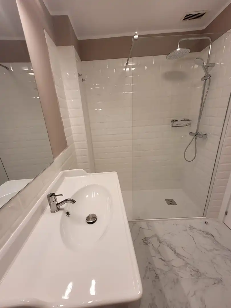 Bathroom of Apartments for rent in Salamanca  with Heating, Parquet flooring and Furnished