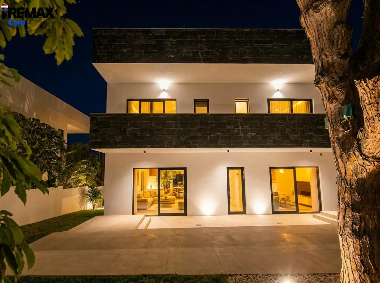 Vista exterior de Casa o xalet en venda en Marbella amb Aire condicionat, Calefacció i Jardí privat