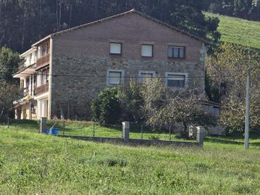 Casa pareada con balcón en venta en Barrio del Casuso