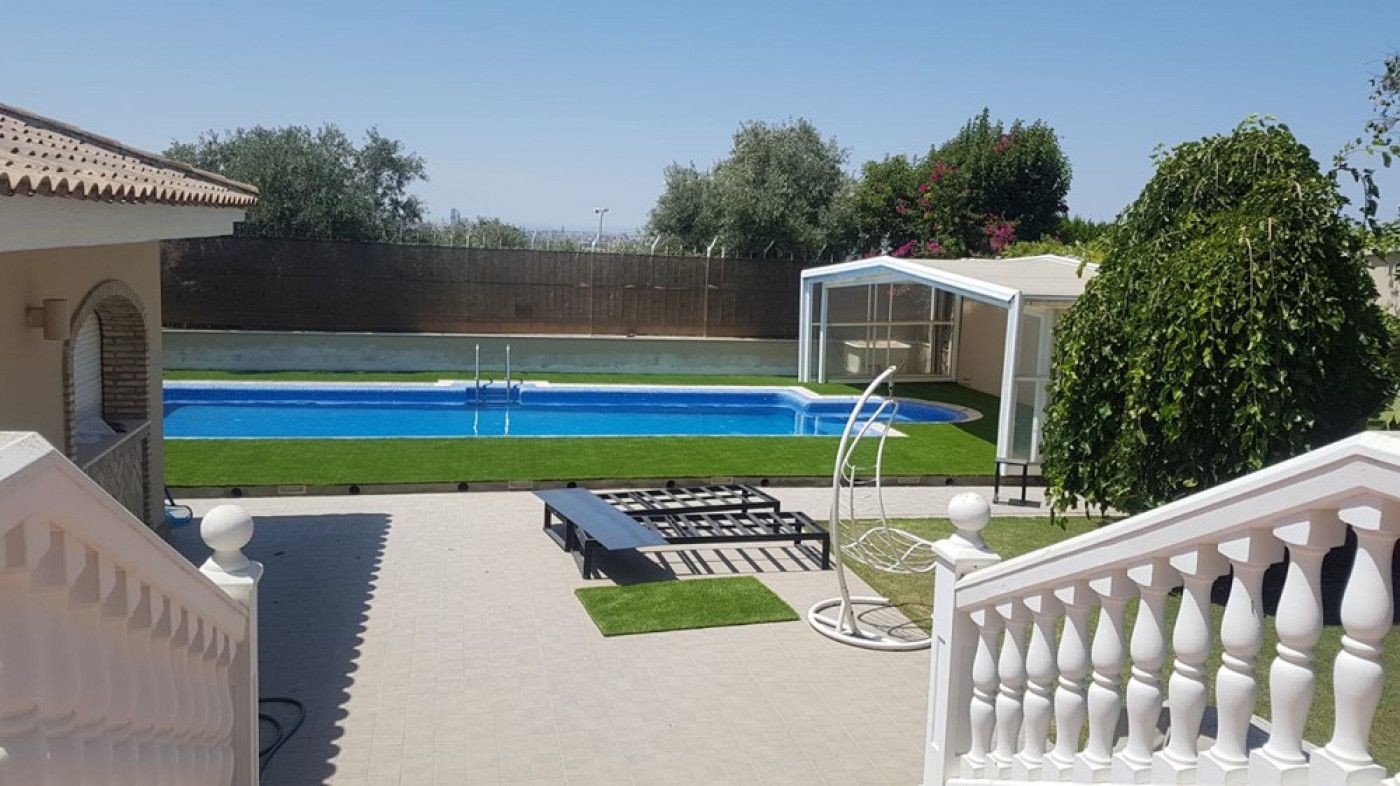 Piscina de Casa o xalet en venda en Montequinto amb Aire condicionat, Calefacció i Jardí privat