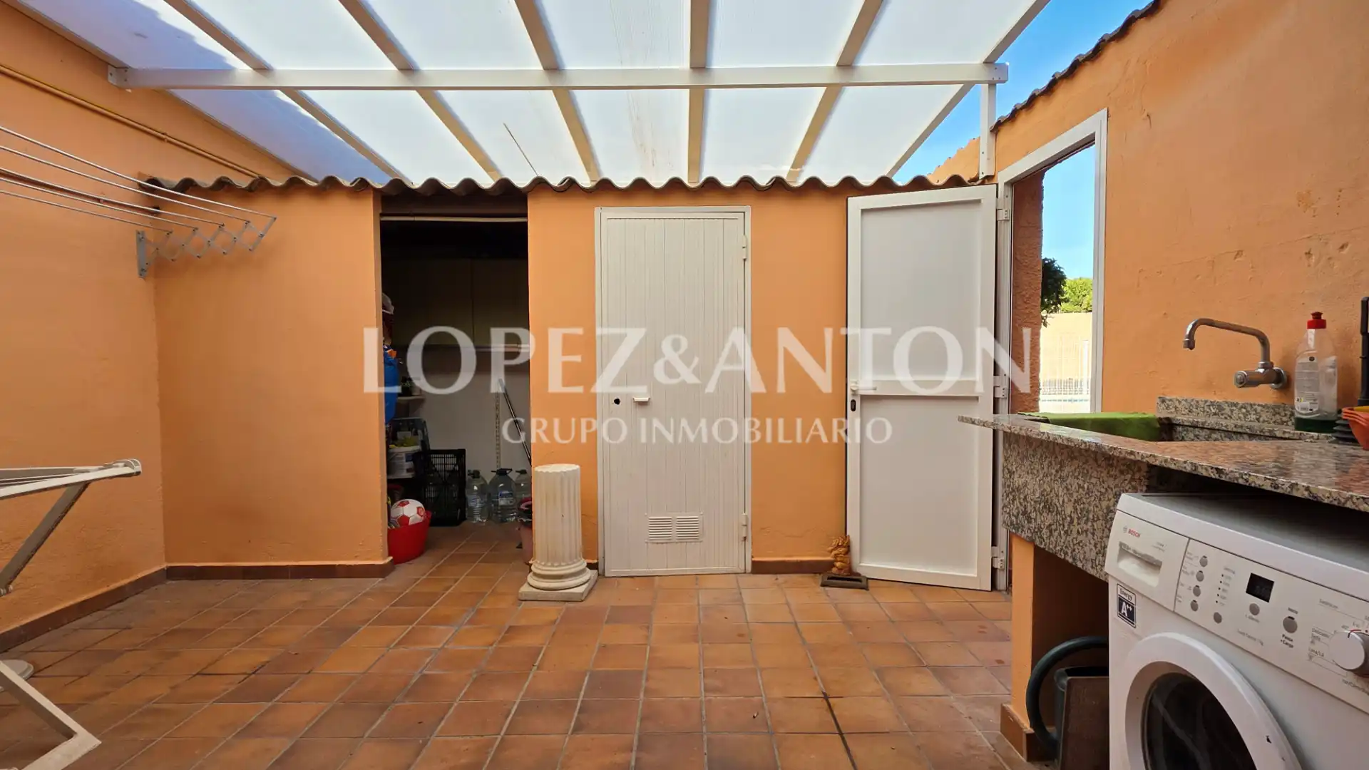 Terrassa de Casa o xalet en venda en La Pobla de Vallbona amb Aire condicionat, Calefacció i Jardí privat