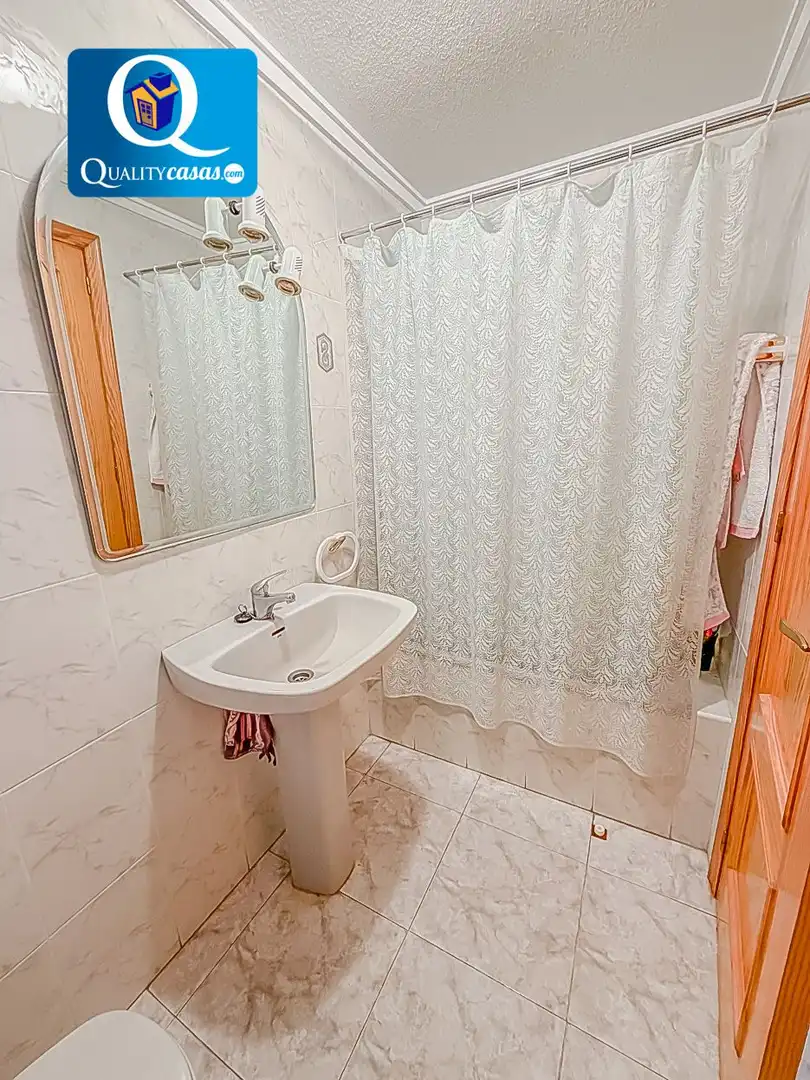 Bathroom of Flat for rent in Torrevieja  with Terrace
