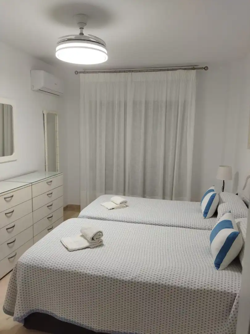 Habitación de Piso de alquiler en Fuengirola con Aire acondicionado, Calefacción y Jardín privado