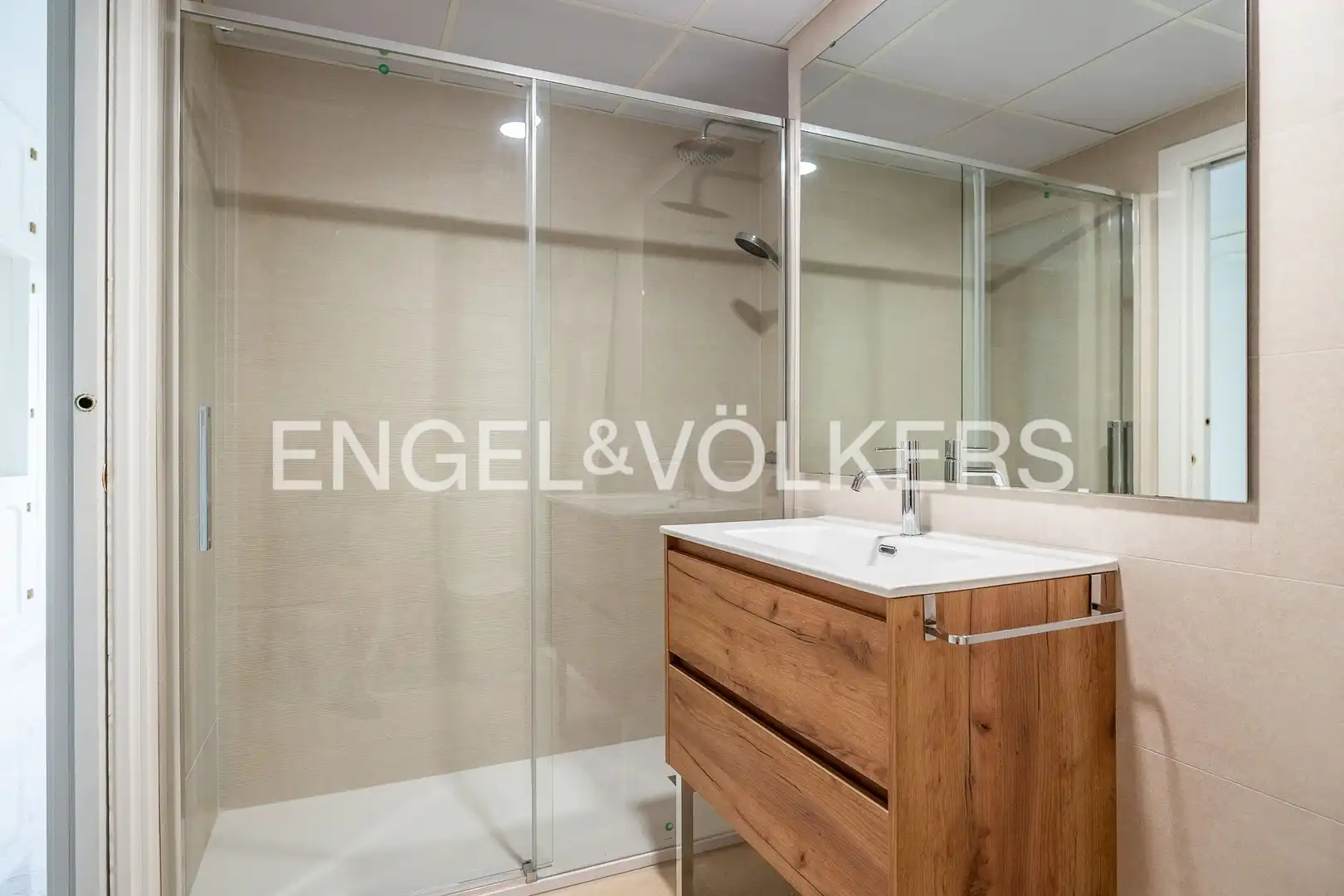 Baño de Piso de alquiler en Sevilla con Aire acondicionado, Calefacción y Piscina