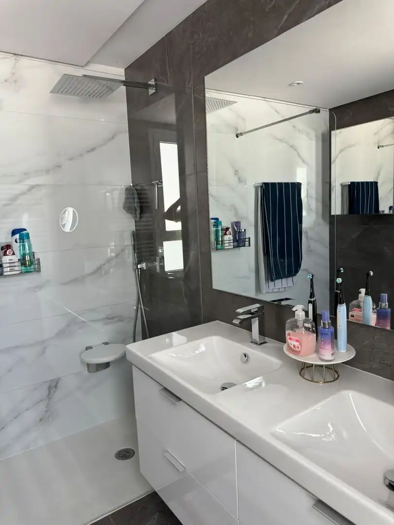 Bathroom of Apartments for sale in Sotogrande  with Air Conditioner, Private garden and Terrace