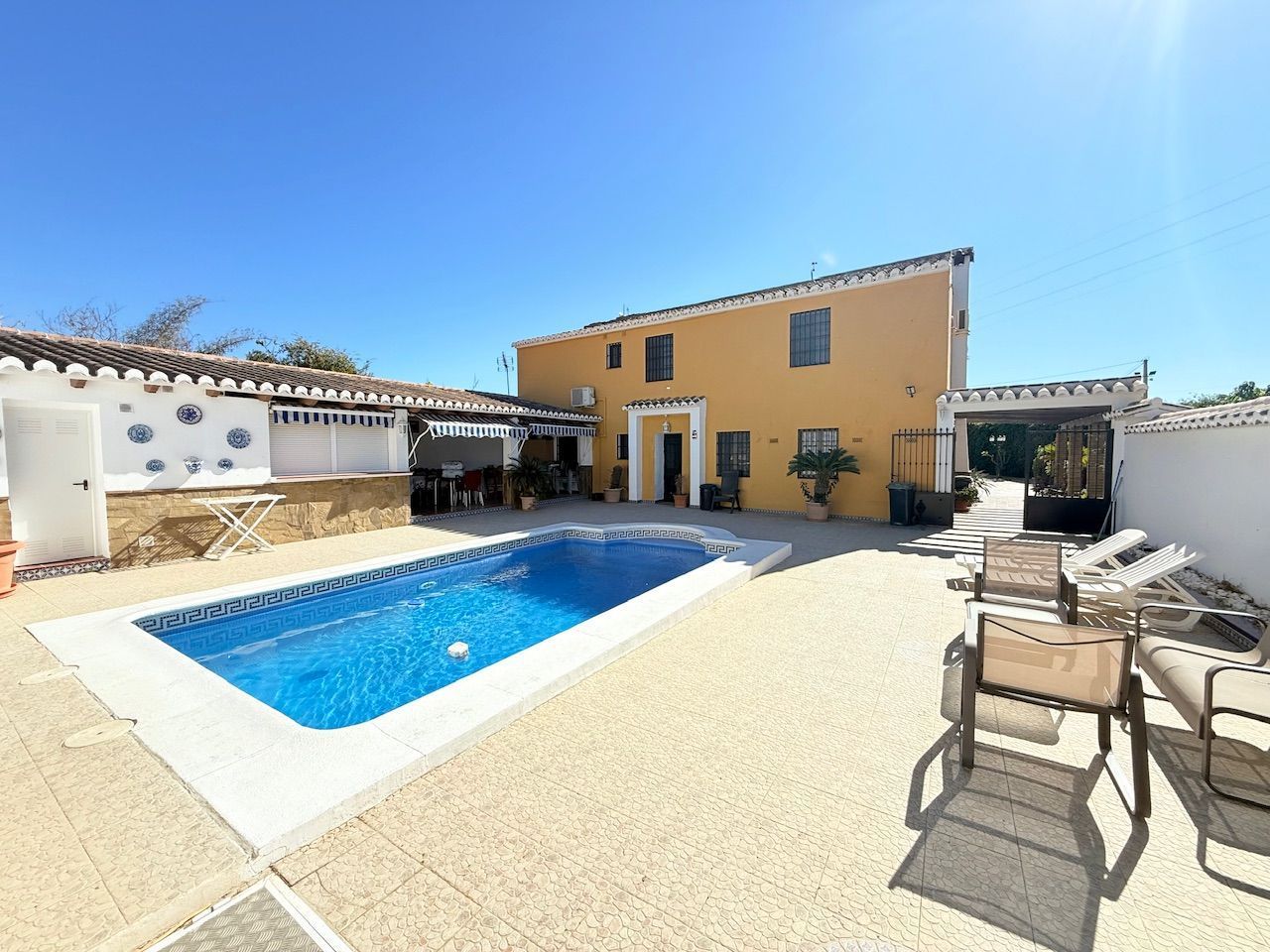 Exterior view of House or chalet for sale in Vélez-Málaga  with Air Conditioner, Heating and Private garden