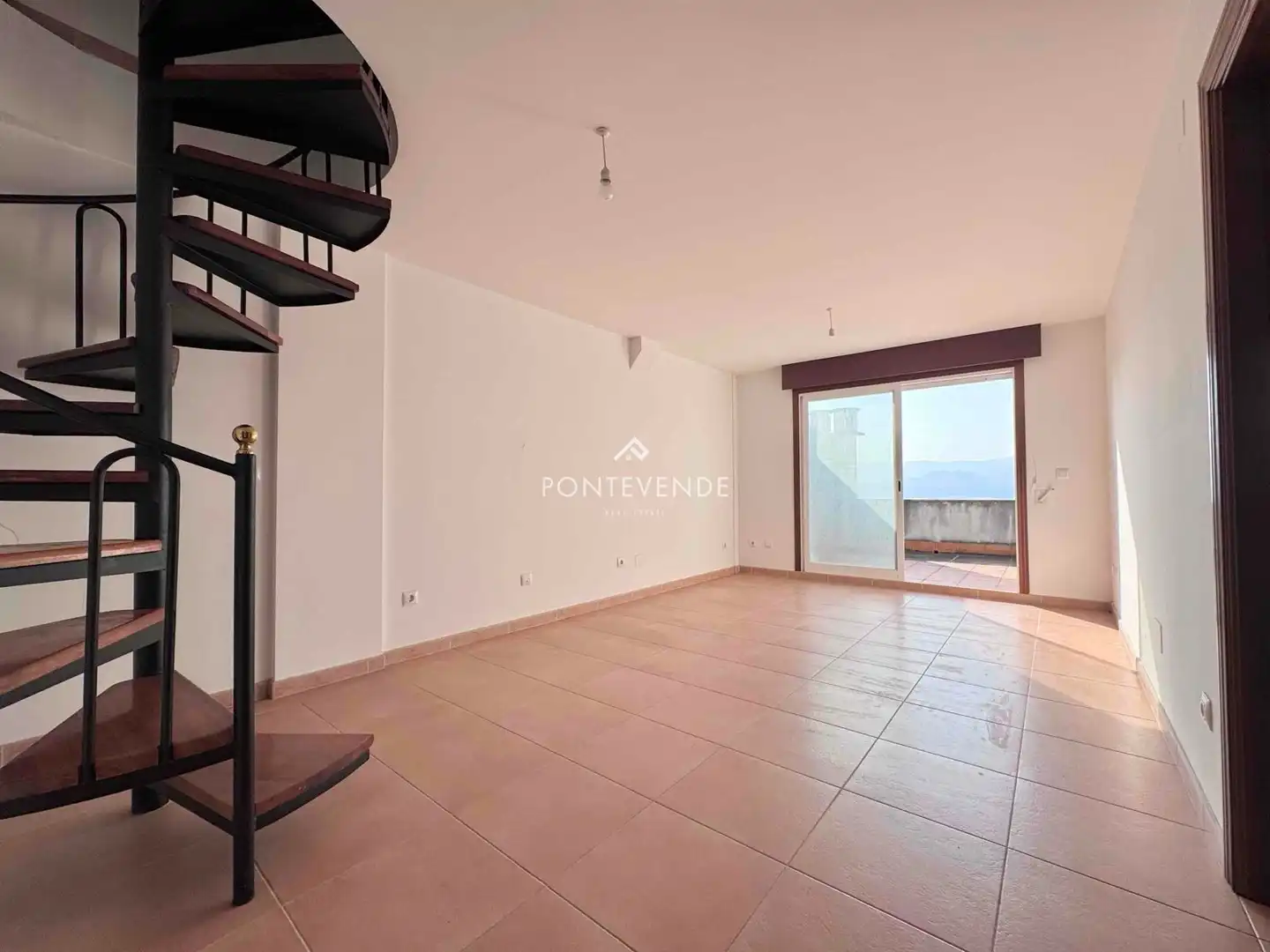 Sala d'estar de Dúplex en venda en Sanxenxo amb Terrassa i Traster